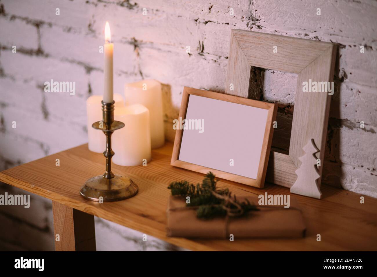 Weihnachtskomposition für ein Foto und eine Inschrift in einem Rahmen. Vorlage für Grußkarte für das neue Jahr. Frohe Weihnachten und einen guten Rutsch ins neue Jahr Stockfoto