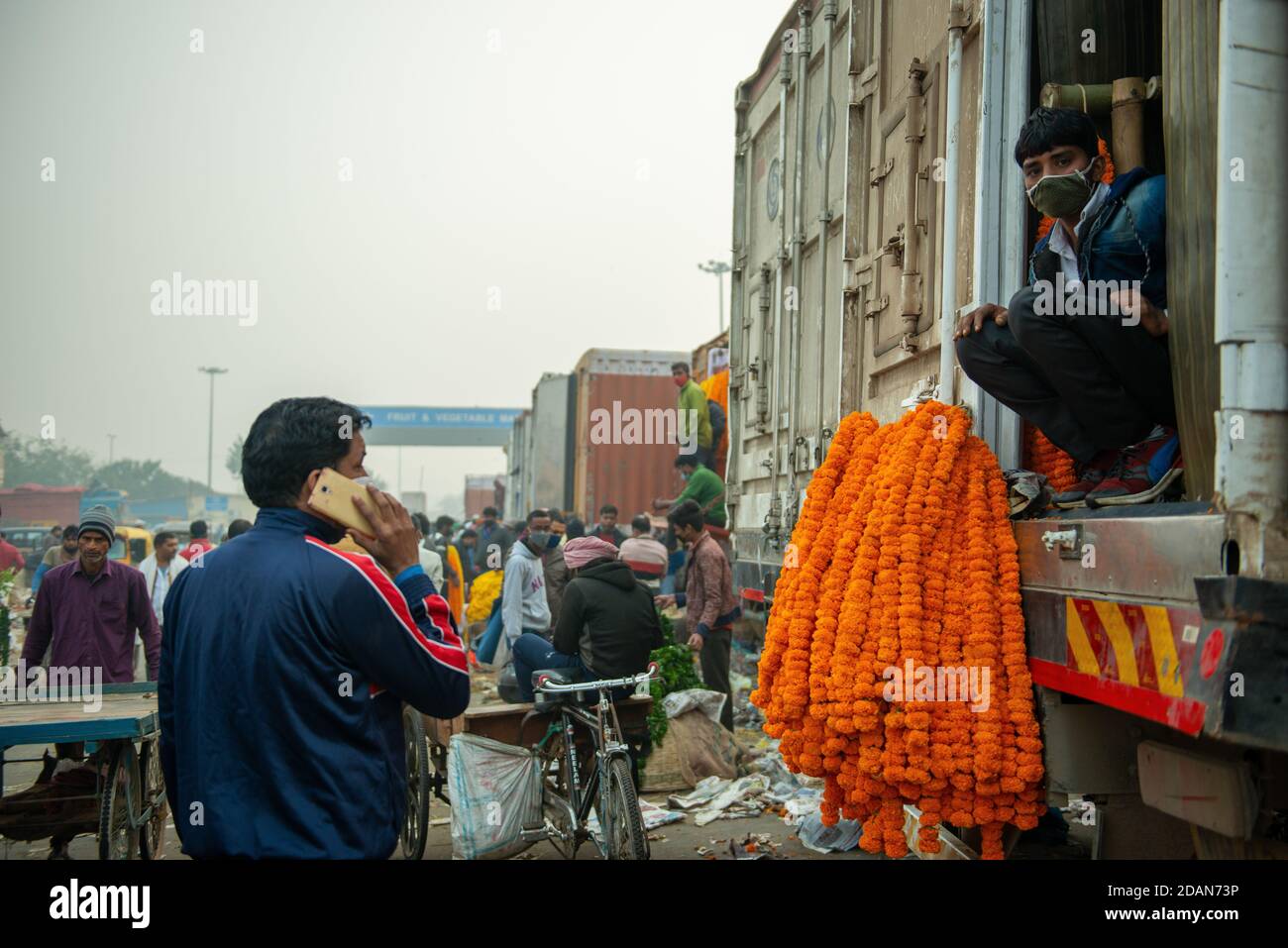 Neu Delhi, Indien. November 2020. Ringelblumen Girlanden werden von einem LKW zum Verkauf hängen gesehen. Ein Großhandel Blumenmarkt in Neu Delhi während Covid-19 Pandemie. Blumen sind wichtig in hinduistischen Festivals für Dekoration und Opfergaben an Gottheiten. Kredit: SOPA Images Limited/Alamy Live Nachrichten Stockfoto