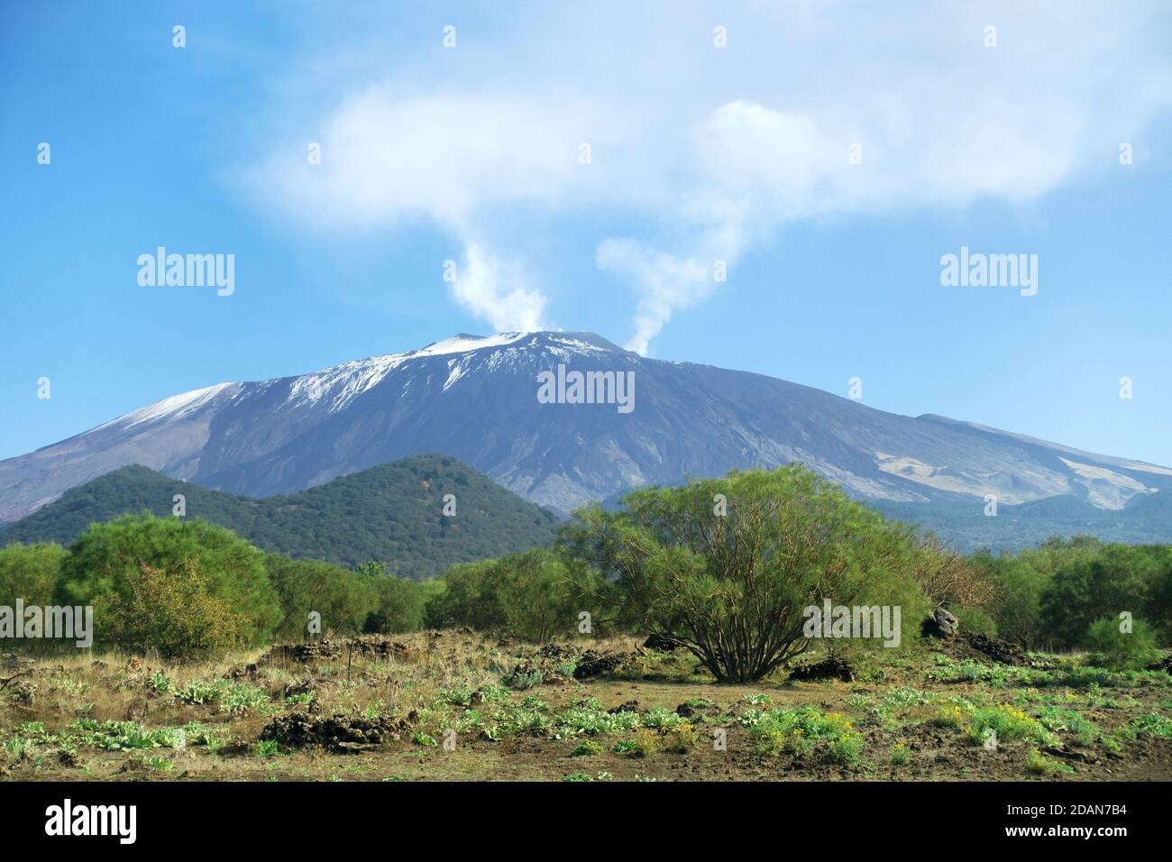 Weißer Rauch von zentralen Krater des Vulkans Ätna ein Wahrzeichen Der Natur in Sizilien und Outdoor-Tourismus Stockfoto