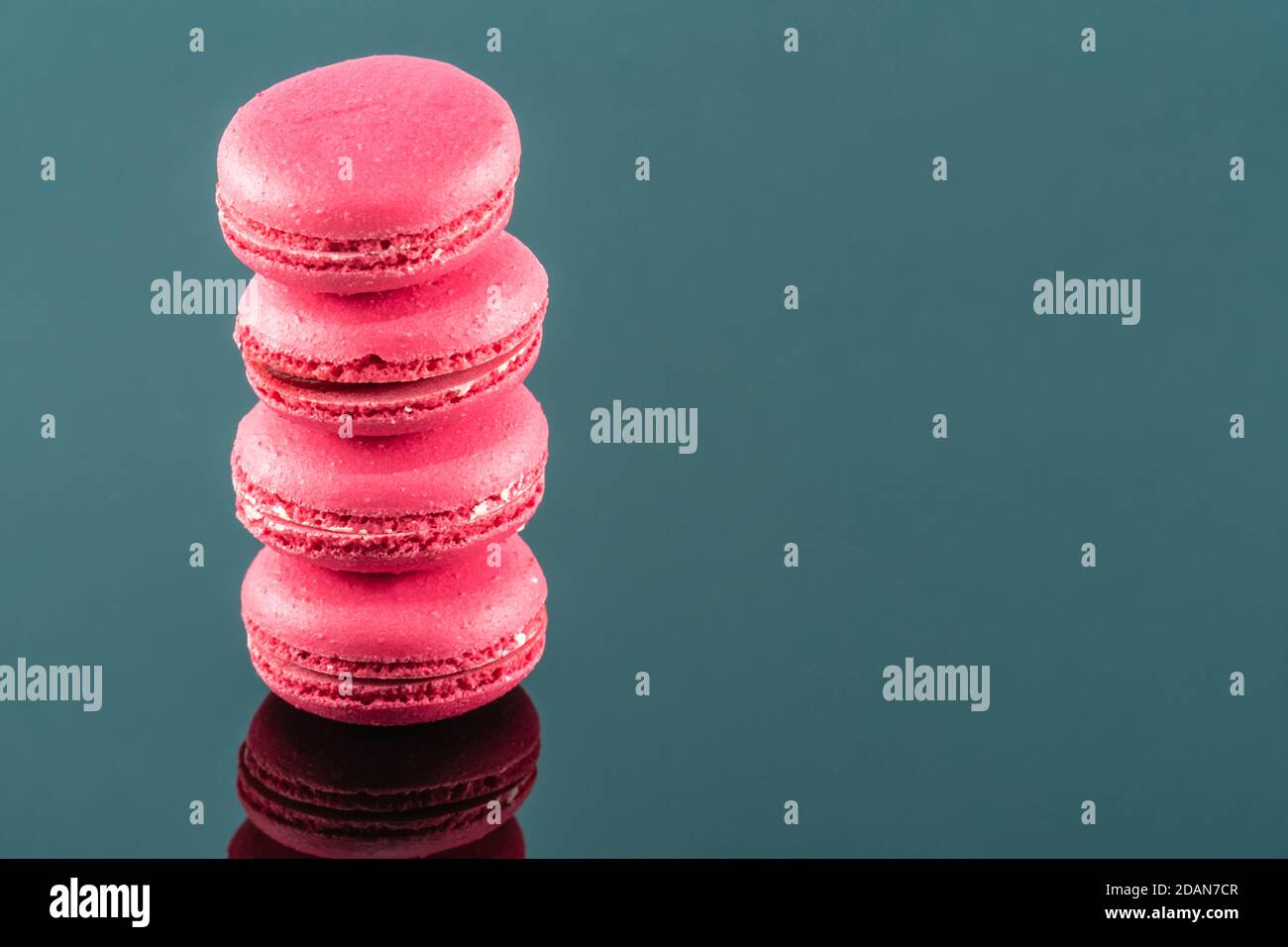 Ein Makaron oder Französisch Makaron ist eine süße Baiser Konfektion aus Eiweiß, Puderzucker, Granulatzucker, Mandelmehl und Lebensmittelfarbe Stockfoto