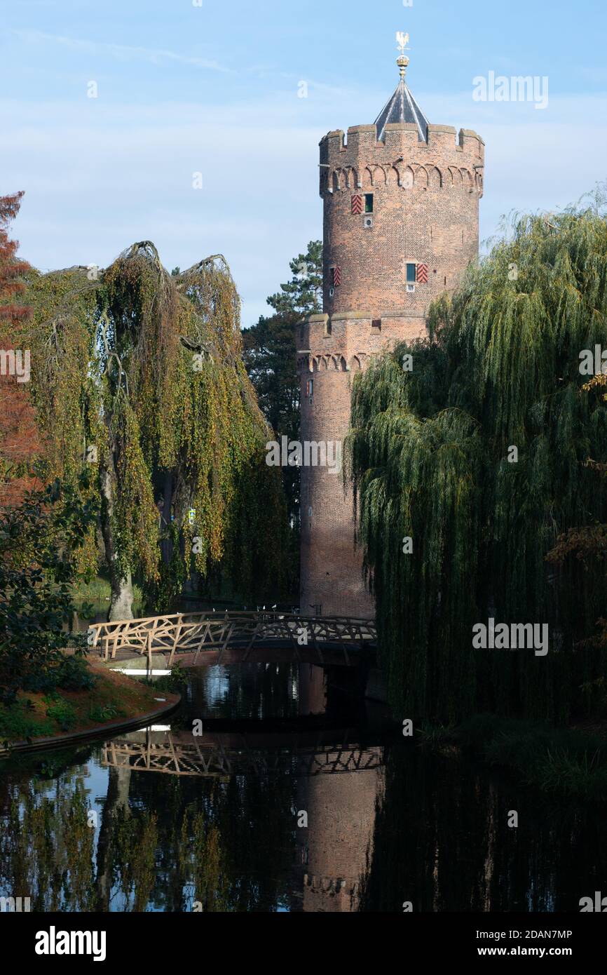 Der alte holländische 'Kruittoren (Pulverturm) im Kronenburgerpark, fotografiert während der Herbstsaison in Nijmegen, Niederlande Stockfoto