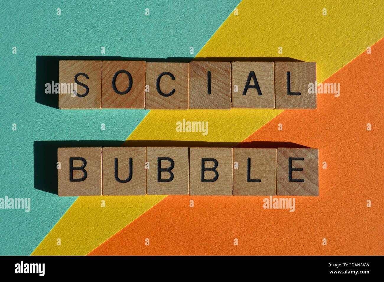 Social Bubble, Wörter in hölzernen Alphabet Buchstaben isoliert auf buntem Hintergrund Stockfoto