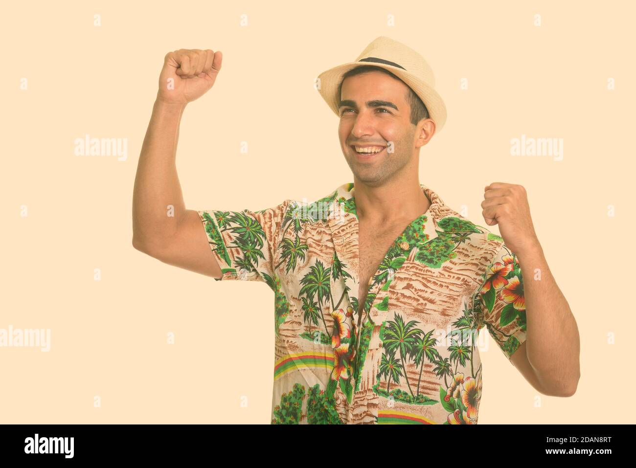 Junger glücklicher iranischer Mann, der aufgeregt und bereit für den Urlaub ist Stockfoto