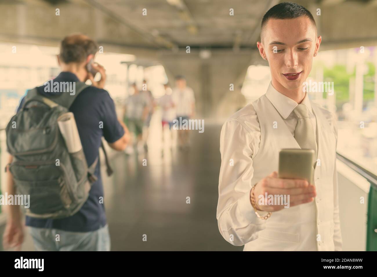 Junger gutaussehender androgyner Geschäftsmann, der die Stadt Bangkok, Thailand, erkundet Stockfoto