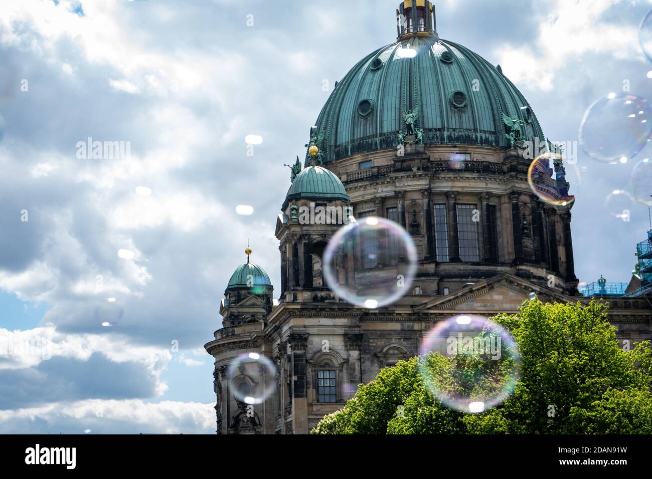 Berliner Dom mit Seifenblasen Stockfoto