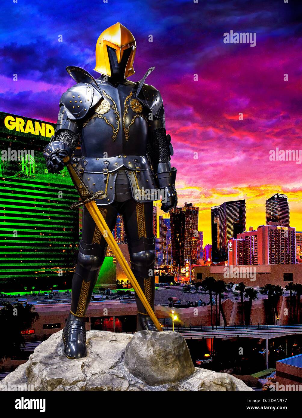 Ein zusammengesetztes Montagefoto des Las Vegas Strip und Das Maskottchen des Eishockeyteams LV Golden Knights Stockfoto