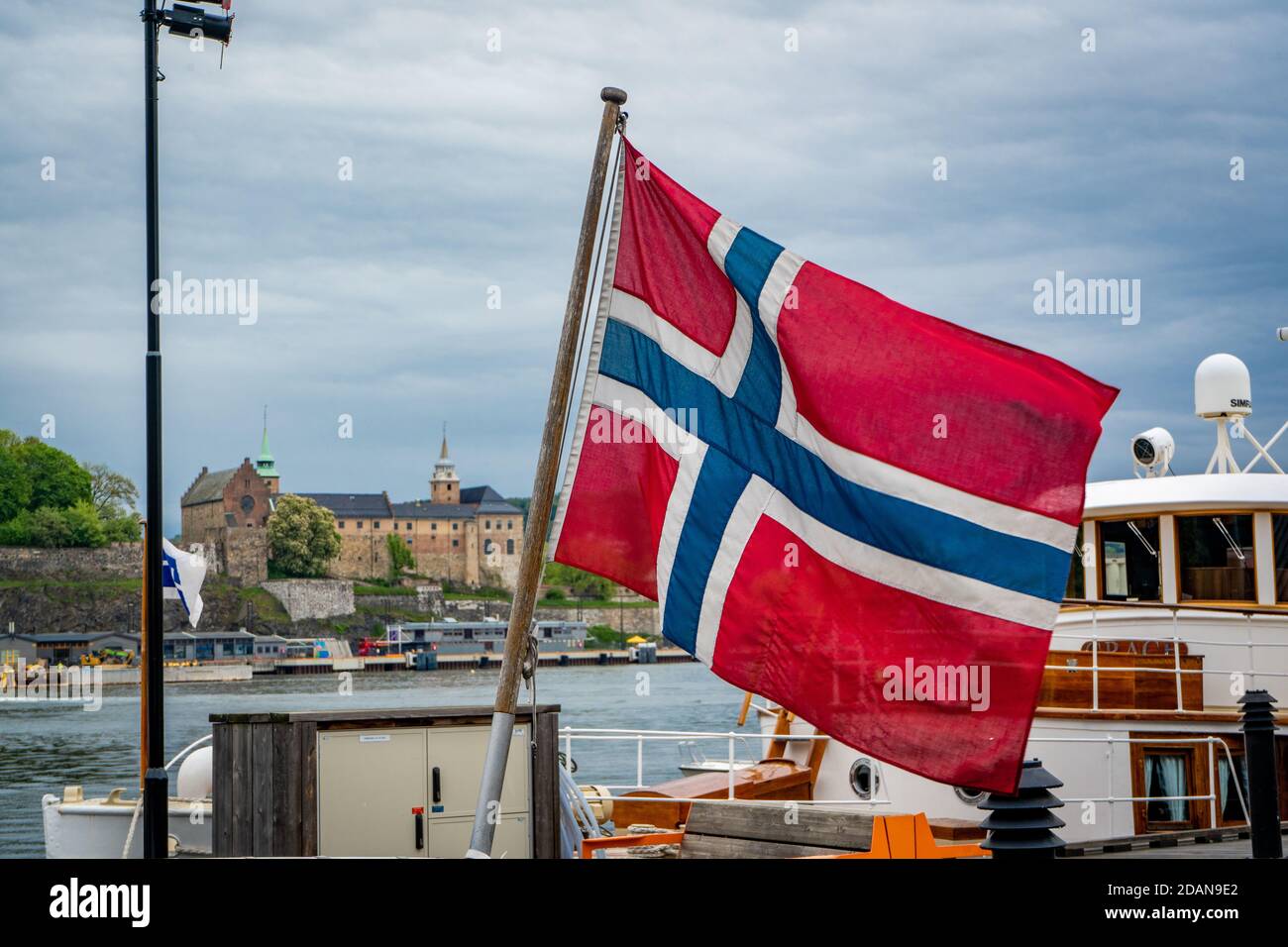 Flagge norwegens vor dem Schloss Stockfoto