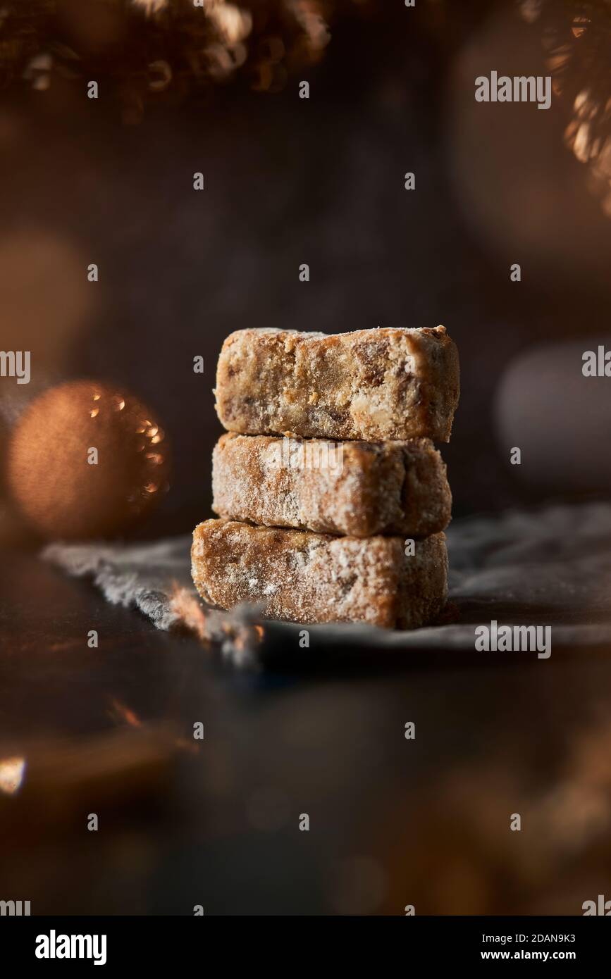 Stollenbars auf Leinen umgeben von weihnachtlichen Dekorationen Stockfoto