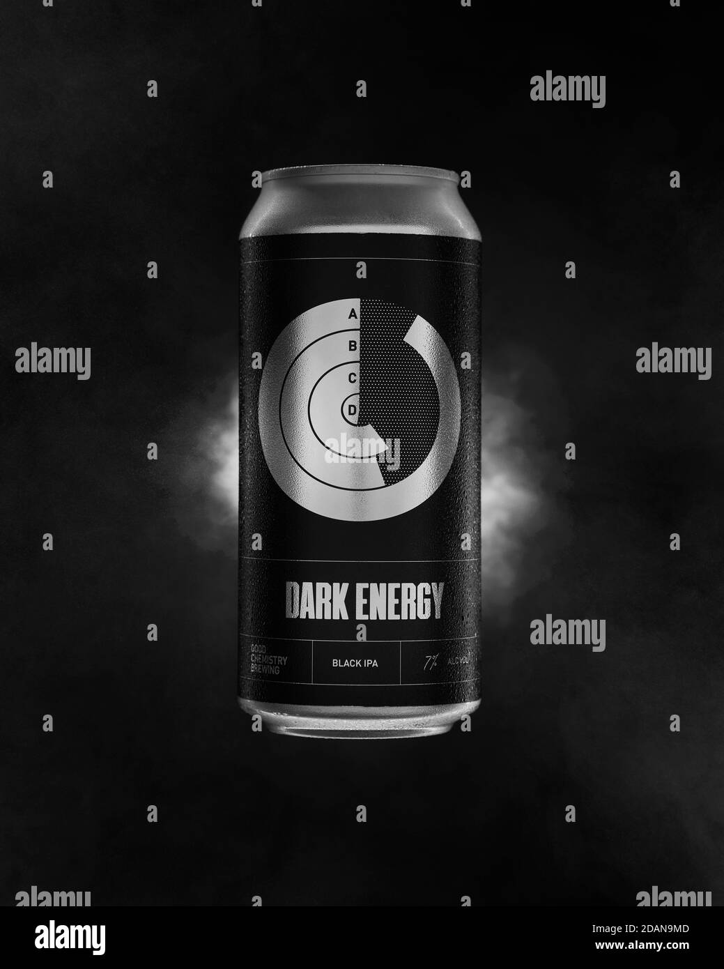 Eine Dose Dark Energy, eine schwarze IPA, gebraut von Bristol's Good Chemistry Brewing. Stockfoto