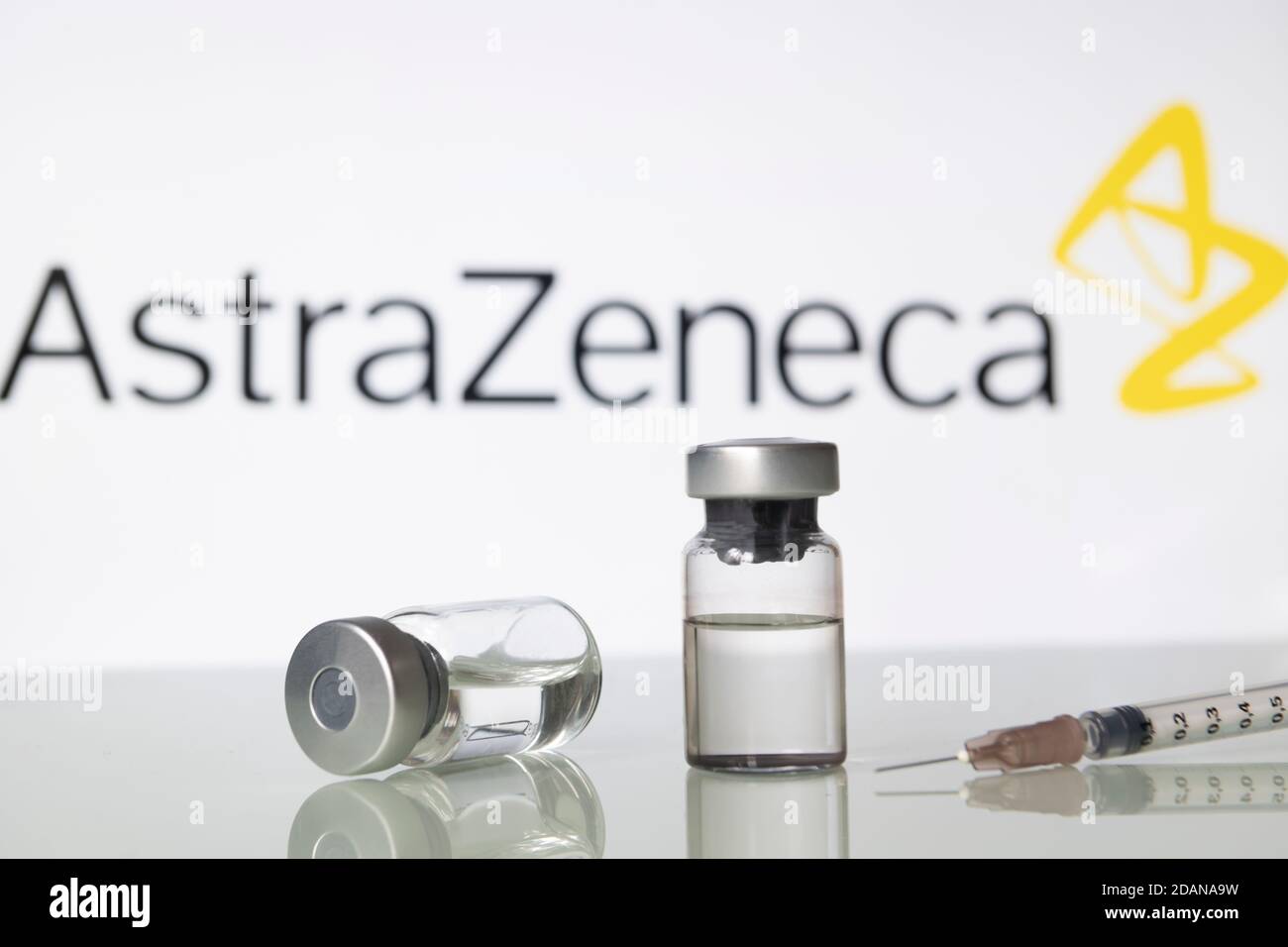 Mailand, Italien: 14. November 2020: Impfstofffläschchen und Spritze mit AstraZeneca PLC-Logo. Große Pharma-Unternehmen sind Rennen, um klinische Studien zu g abzuschließen Stockfoto