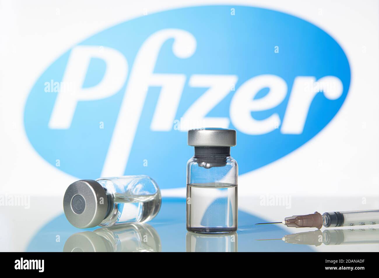 Mailand, Italien: 14. November 2020: Impfstofffläschchen und Spritze mit Pfizer Inc Logo. Große Pharma-Unternehmen Rennen um klinische Studien abzuschließen, um th zu bekommen Stockfoto