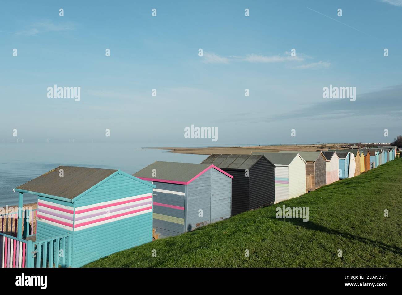 Blick auf Strandhütten, Strand und Meer, Tankerton Pisten, Nr Whitstable, Kent, Großbritannien Stockfoto