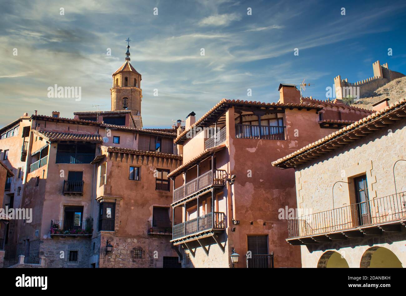 Traditionelle mittelalterliche Architektur auf dem Hauptplatz von Albarracin, Teruel. Glockenturm der Pfarrei Santa Maria und Santiago Stockfoto