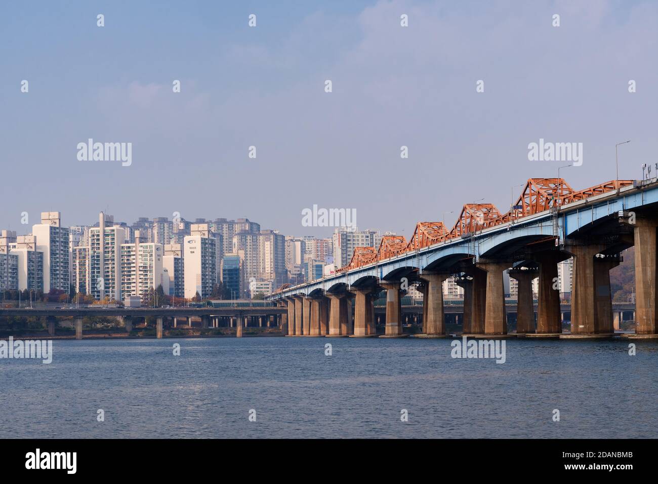 Ein breites Bild der Dongho Brücke über den Han Fluss Vom Flussufer aus Stockfoto