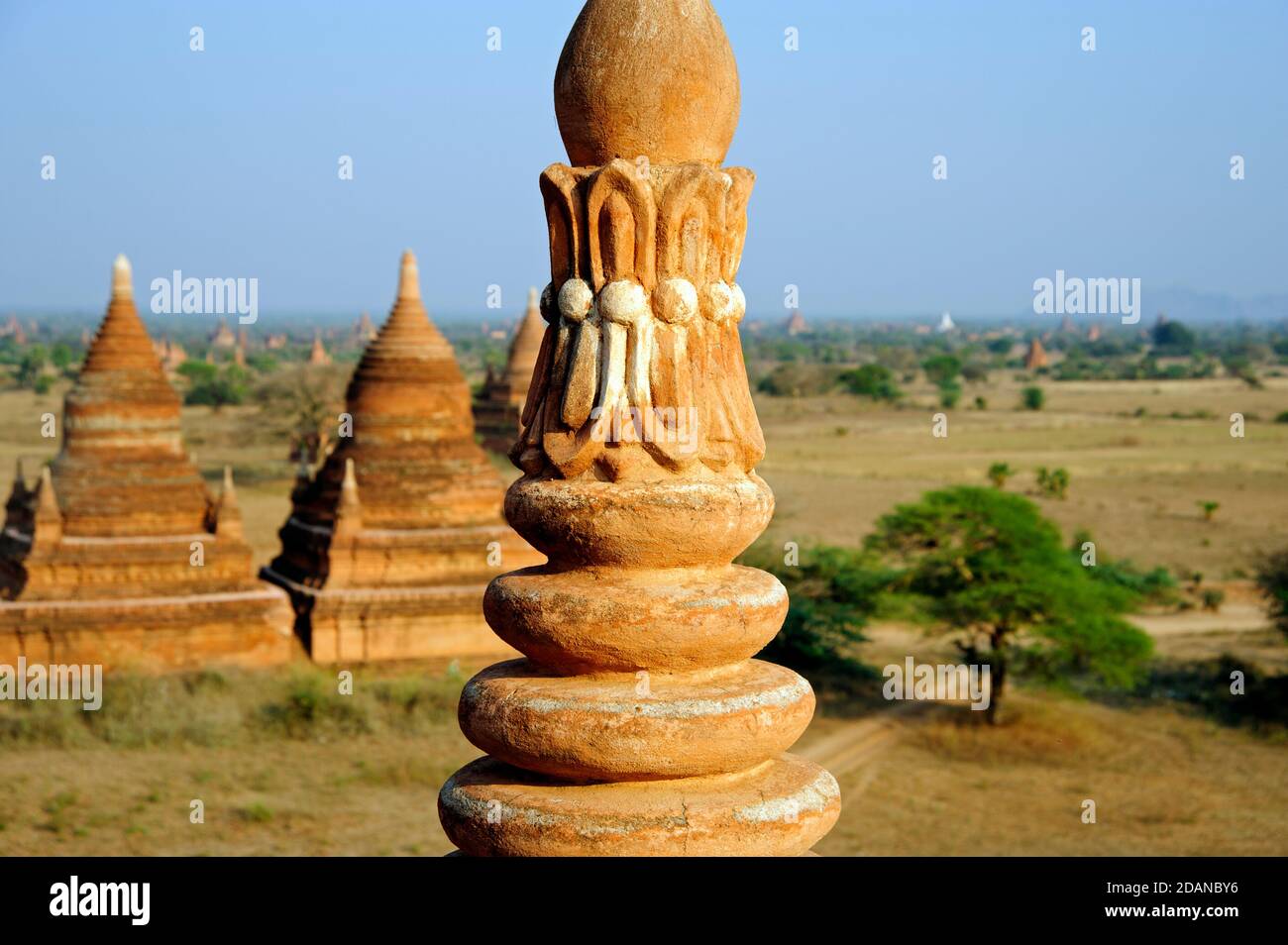 Nahaufnahme Detail eines buddhistischen Tempel Ziegel Turm mit Der Tempel übersäte Bagan palin im Hintergrund Stockfoto
