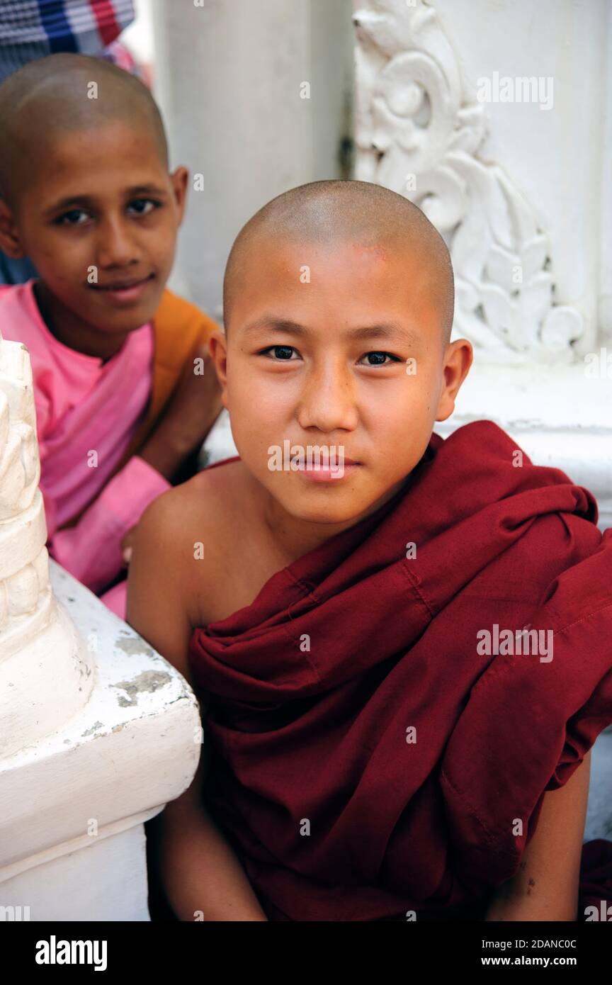 Ein Porträt eines jungen lächelnden buddhistischen Mönch und ein Junge buddhistische Nonne in der Shwedagon Pagode Yangon Myanmar Stockfoto