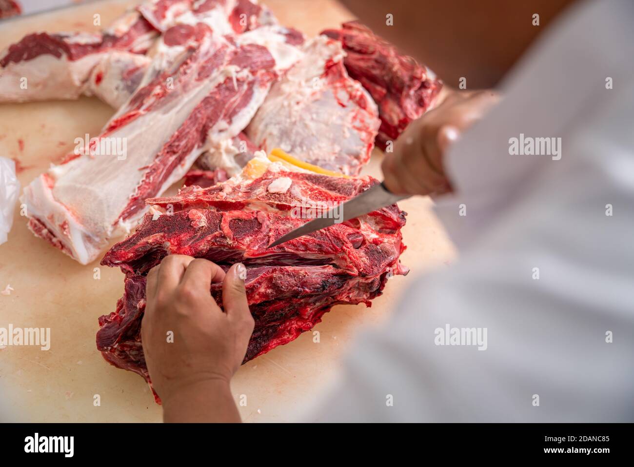 Nahaufnahme Metzger Schneiden Sie rohes Fleisch Wagyu Rindfleisch mit einem Messer im Schlachthof, Fleischindustrie, Wagyu Rindfleisch Stockfoto