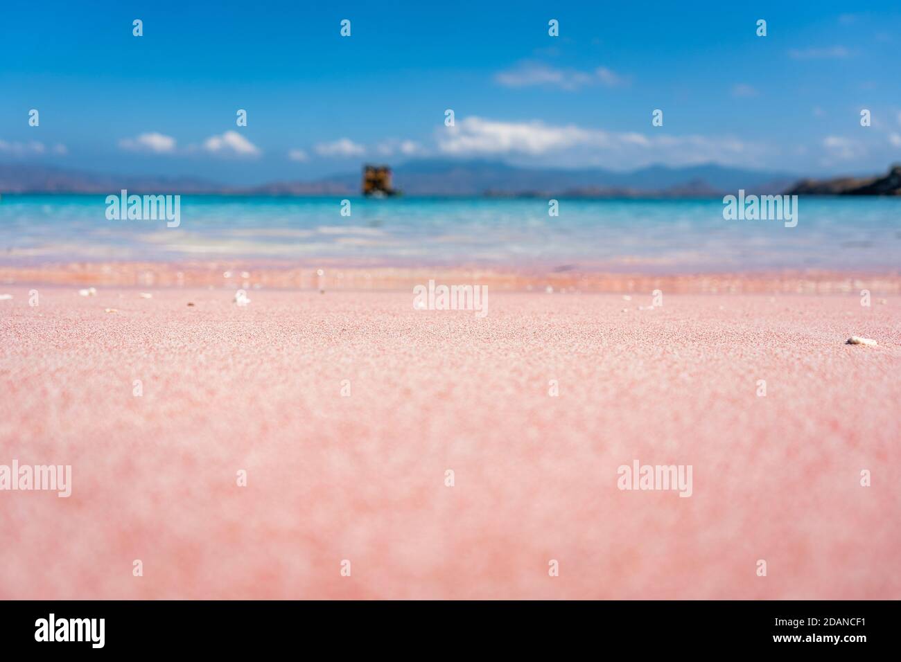 Nahaufnahme des rosa Strandes mit blauem Wasser indonesien Stockfoto