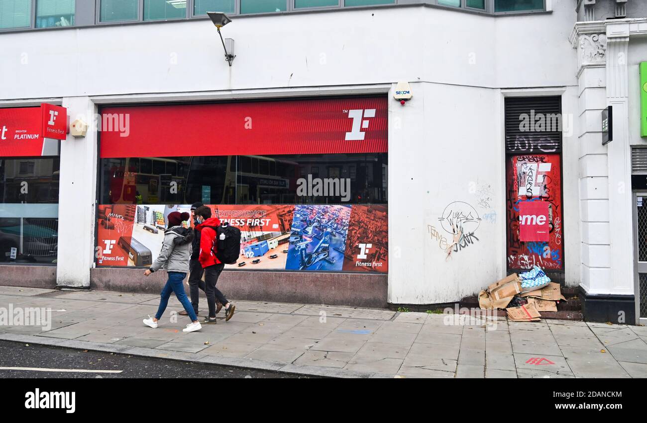 Brighton UK 14. November 2020 - EIN Fitness First Gym in Brighton Da das Einkaufsviertel der Stadt wegen der neuesten Coronavirus COVID-19 Sperrbeschränkungen in England ruhig bleibt : Credit Simon Dack / Alamy Live News Stockfoto