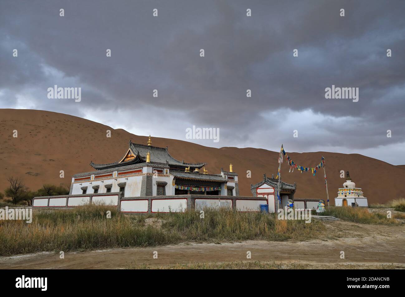 Badain Jaran Tempel-weiße Pagode-Sumu Jaran See. Badain Jaran Wüste-Innere Mongolei-China-1108 Stockfoto