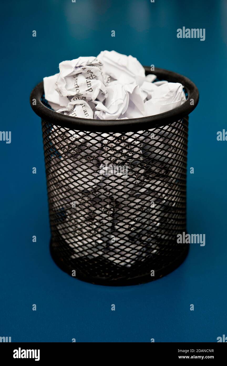 Bürofach gefüllt mit zerknittertem Papier Stockfoto