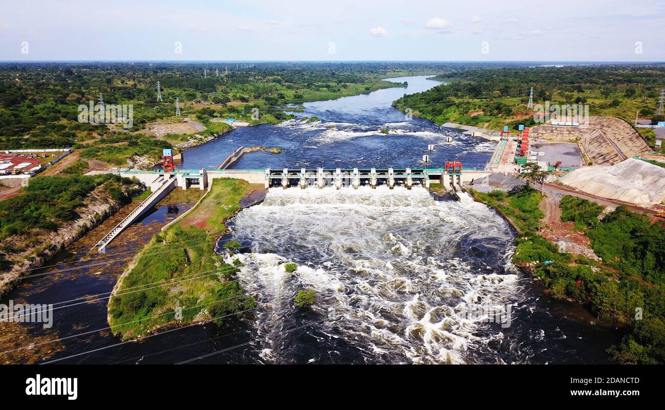 (201114) -- KIRYANDONGO, 14. November 2020 (Xinhua) -- Luftaufnahme vom 11. Juli 2020 zeigt das Karuma-Wasserkraftprojekt im Bau entlang des Nils im Mittleren Westen Ugandas von Kiryandongo. Der chinesische Bau des ugandischen Wasserkraftwerks Karuma ist in die Endphase eingetreten, trotz der scheinbar unüberwindbaren Herausforderungen, die durch die anhaltende COVID-19-Pandemie kompliziert wurden. Deng Changyi, Projektleiter von Sinohydro Corporation Ltd., dem Bauunternehmer, sagte Xinhua kürzlich bei einem Besuch, dass die Arbeiten im Kraftwerk zu etwa 98 Prozent abgeschlossen sind. Wenn komplett Stockfoto