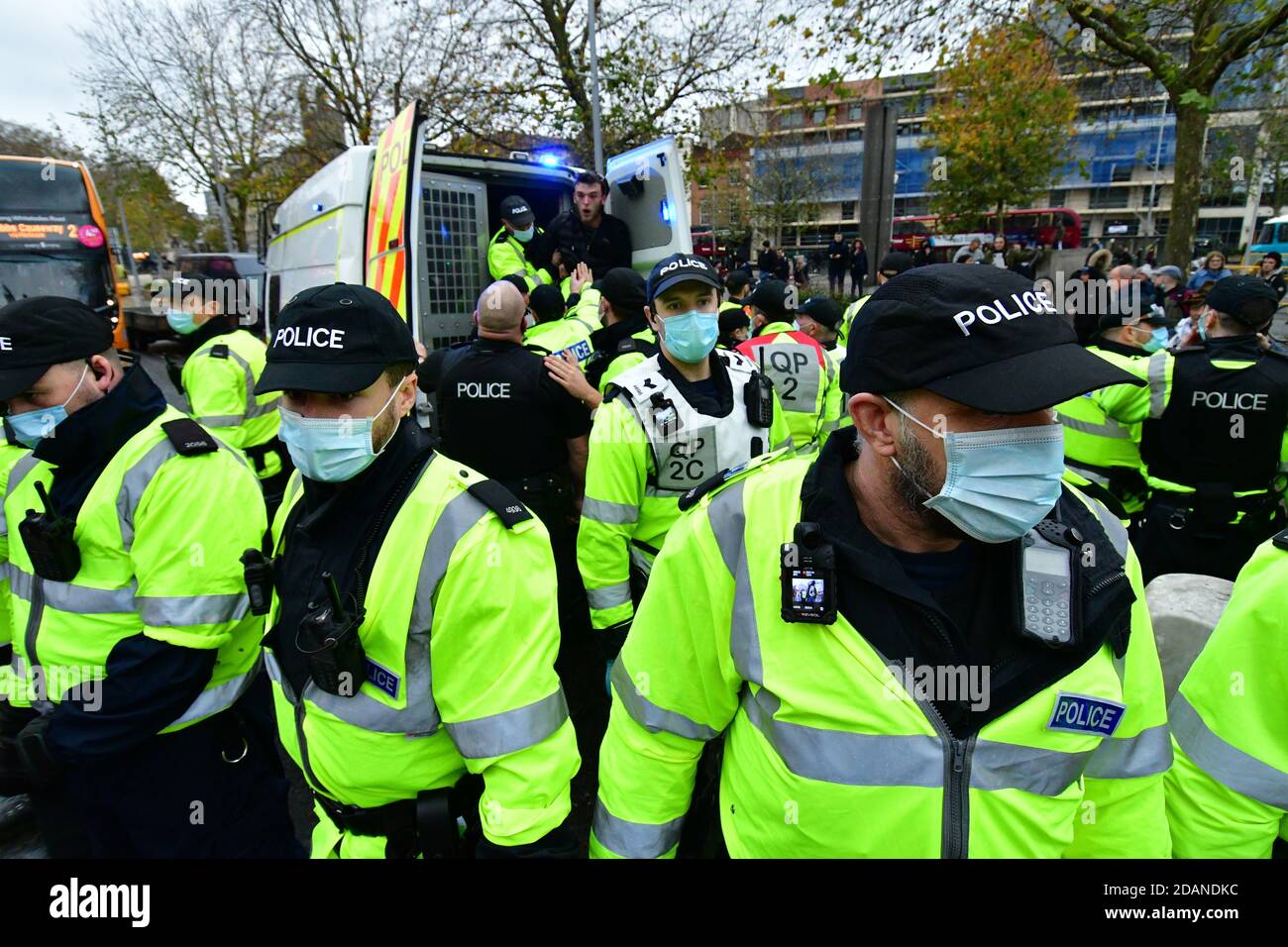 London, Großbritannien. 14. November 2020 UK Lockdown Protest auf College Green und City Centre. Während der Demo wird ein Protestler in einen Avon und Somerset Van gesteckt. Bildnachweis Robert Timoney/Alamy/Live/Nachrichten Stockfoto