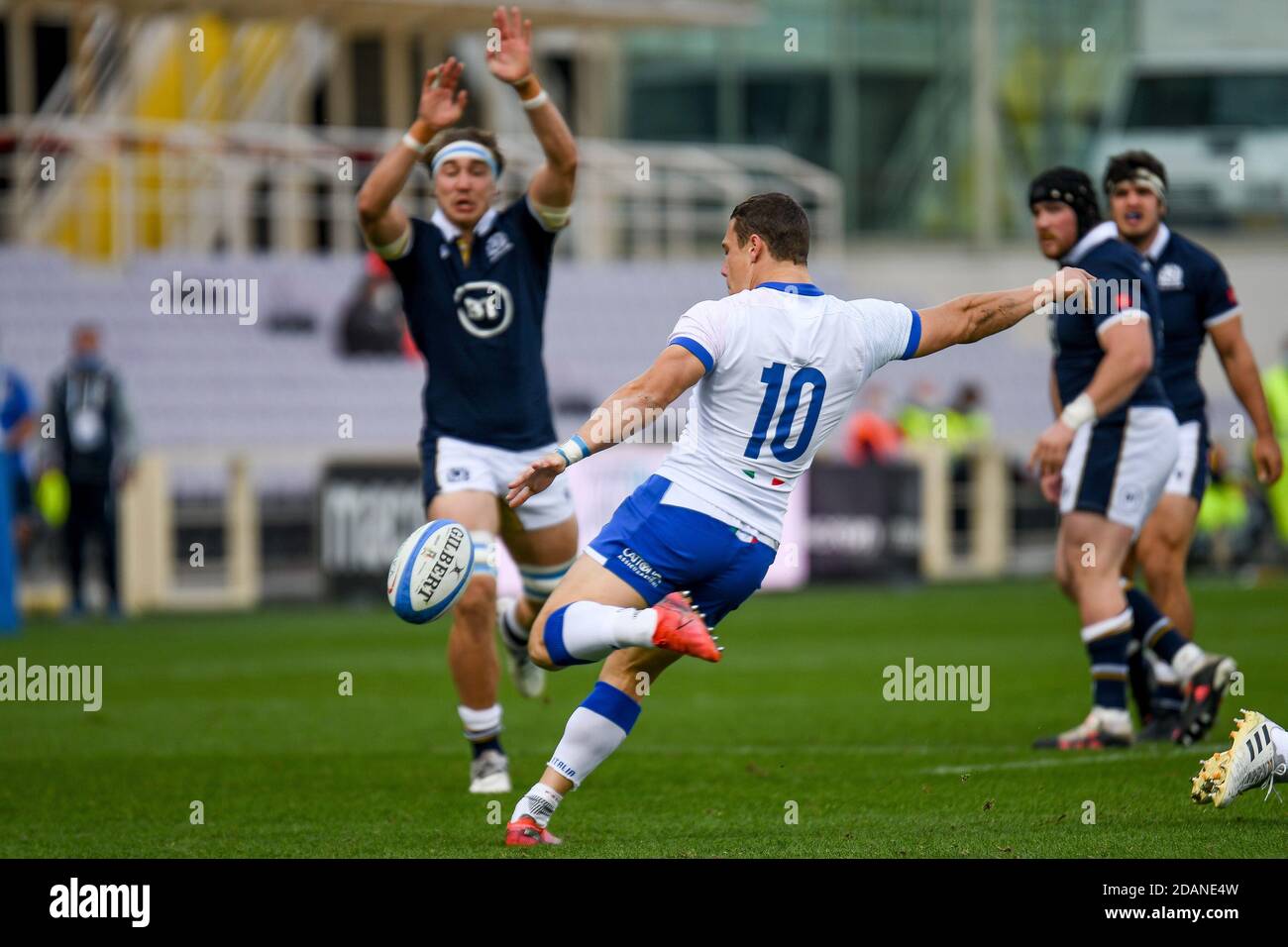 Florenz, Italien. 14. Nov, 2020. florenz, Italien, Artemio Franchi Stadion, 14 Nov 2020, Paolo Garbisi (Italien) tritt den Ball behindert durch Jamie Ritchie (Schottland) während Cattolica Test Match 2020 - Italien gegen Schottland - Herbst Nations Cup Rugby Spiel - Credit: LM/Ettore Griffoni Credit: Ettore Griffoni/LPS/ZUMA Wire/Alamy Live News Stockfoto