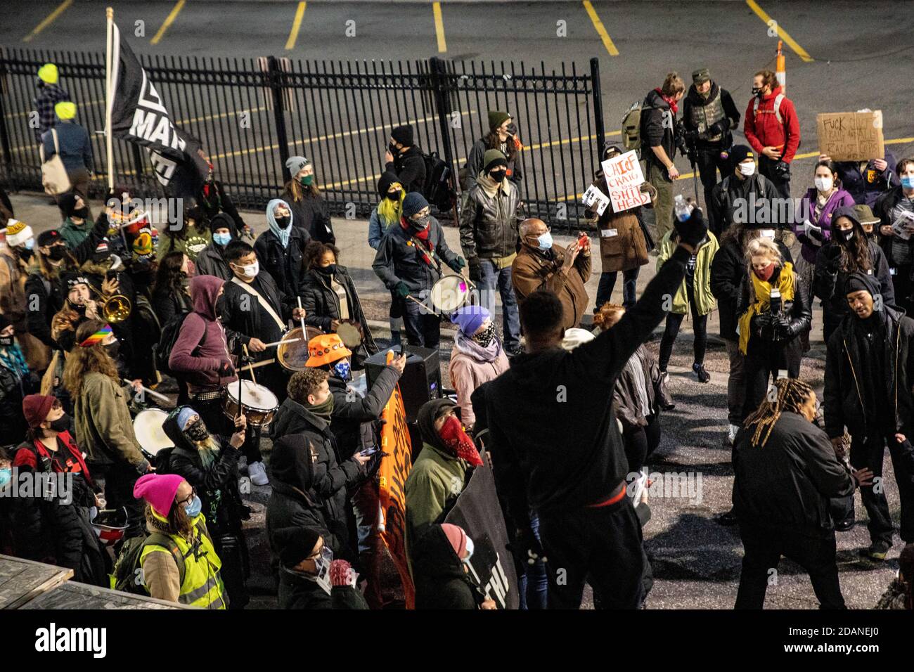 Jae Bass, einer, den die MCS für Detroit atmen werden, hält seine Hand zur Unterstützung der schwarzen Leben vor der Hauptmasse der Demonstranten hoch. Detroit will Breathe, eine Aktivistengruppe gegen Polizeibrutalität und für Black Lives, organisierte einen "Chief Craig Resigns"-nachtmarsch in der Innenstadt von Detroit. Dieser besondere Protest konzentrierte sich auf die Behandlung von rechten Demonstranten, die in Detroit eindrangen, um die Stimmenauszählung im TCF-Zentrum am Tag nach der Wahl zu stoppen. Detroit wird Atmen behauptet, ihre friedlichen Demonstranten wurden ins Krankenhaus von der Polizei Detroit geschickt, während die r Stockfoto