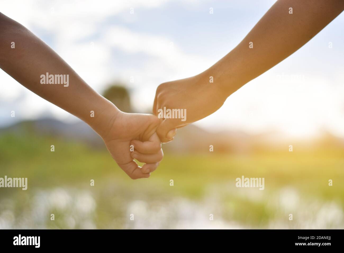 Hände pinkie Versprechen von zwei Kindern im Freien. Nahaufnahme Stockfoto