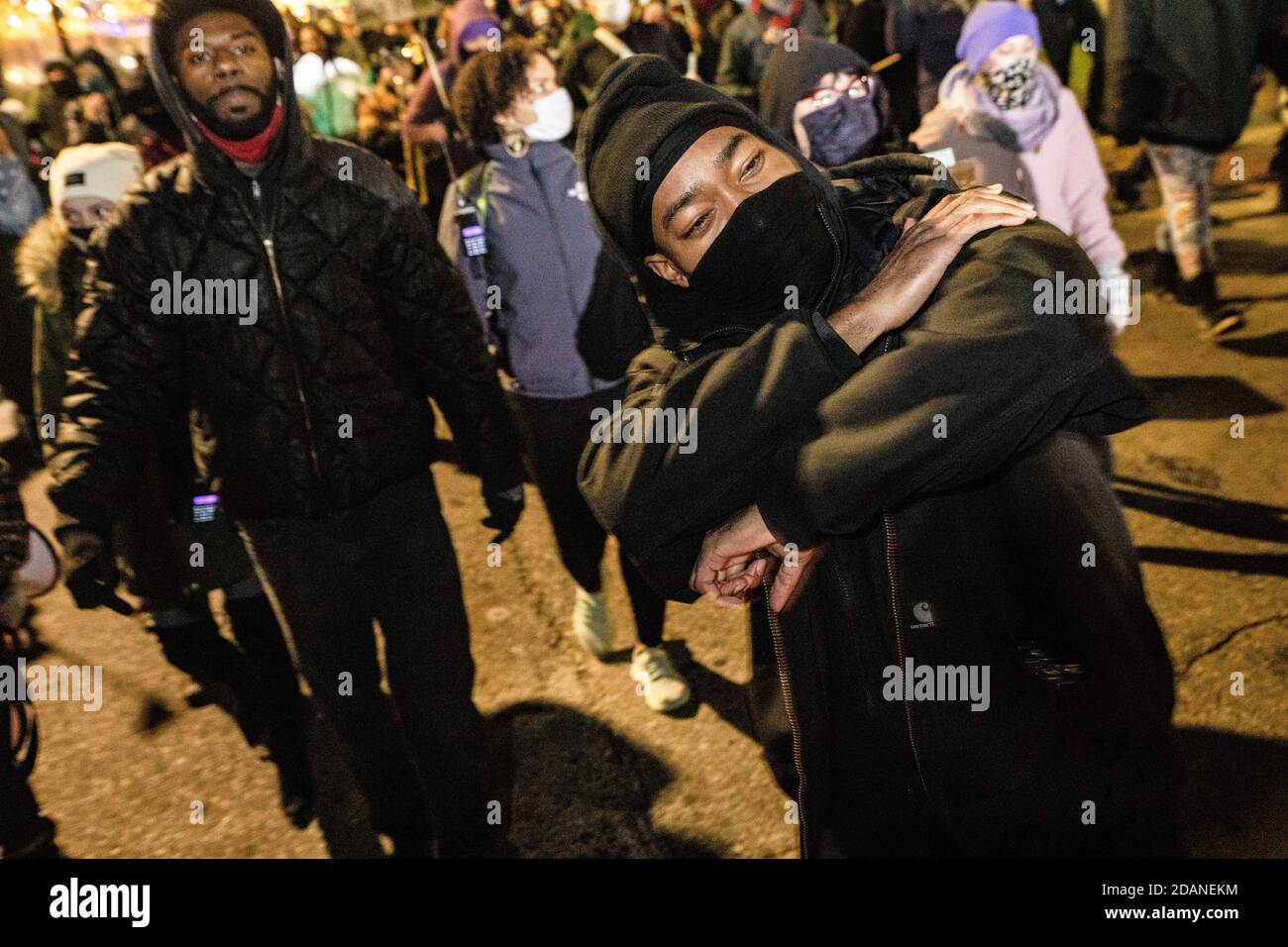 Protestler mit Maske tanzt zur Unterstützung von Black Lives während des marsches.Detroit will Breathe, eine Aktivistengruppe gegen Polizeibrutalität und für Black Lives, organisierte einen "Chief Craig Resignin" nachtmarsch in der Innenstadt von Detroit. Dieser besondere Protest konzentrierte sich auf die Behandlung von rechten Demonstranten, die in Detroit eindrangen, um die Stimmenauszählung im TCF-Zentrum am Tag nach der Wahl zu stoppen. Detroit will Breathe behauptet, ihre friedlichen Demonstranten seien von der Polizei von Detroit ins Krankenhaus geschickt worden, während die rechten Demonstranten in Detroit willkommen geheißen wurden. Kevin Sau Stockfoto