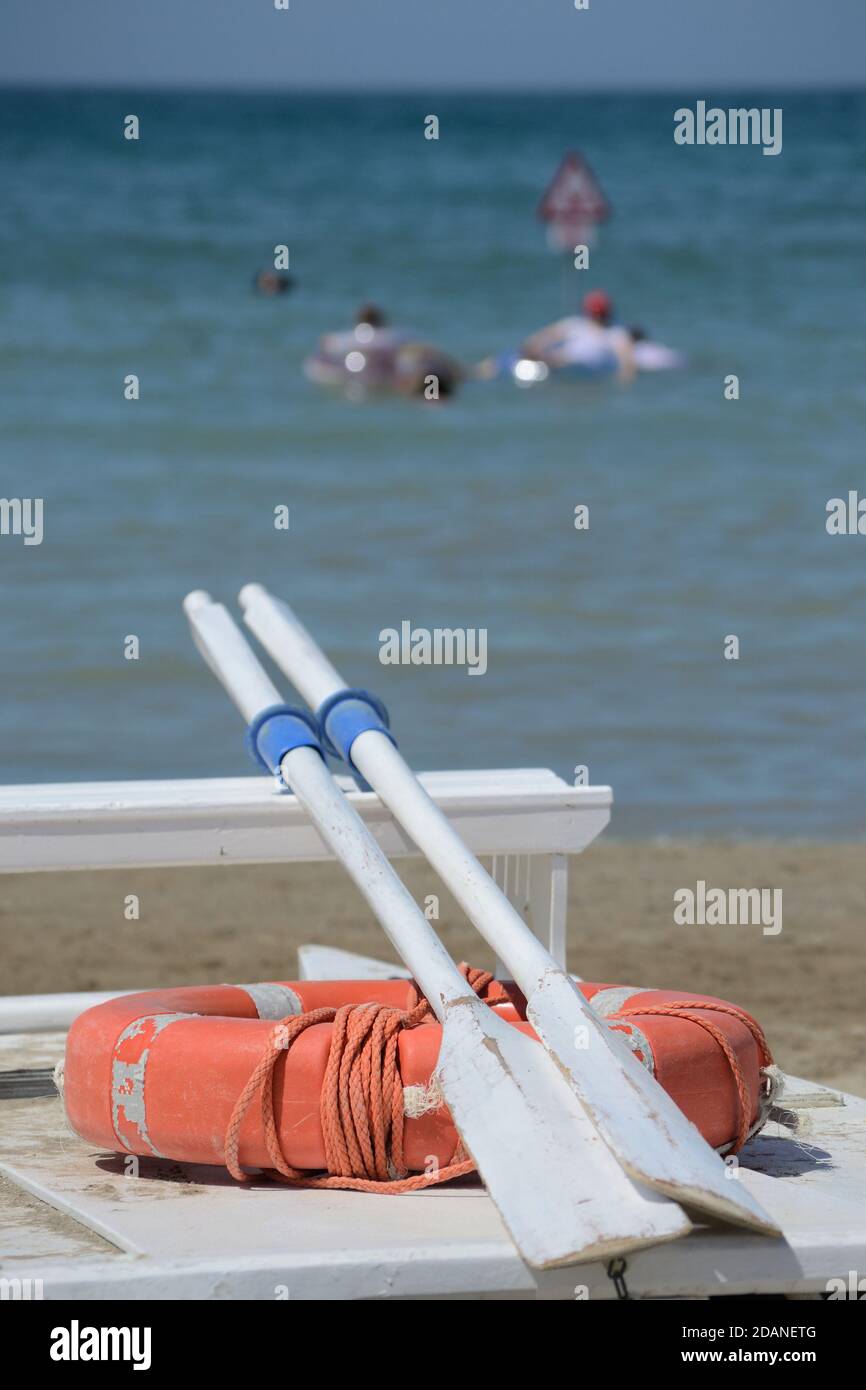Zwei Ruder und eine Rettungsboje eines Rettungsschwimmerbootes Stockfoto