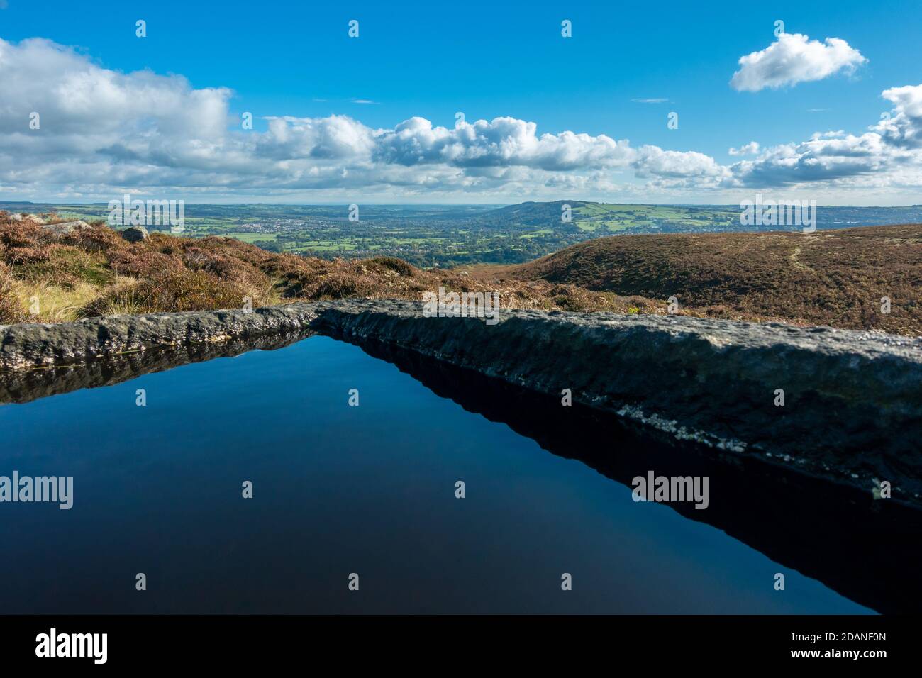 Kreative Landschaft von Wharfedale von Burley Moor mit Blick auf den Chevin, Otley und Burley-in-Wharfedale. West Yorkshire, England Stockfoto