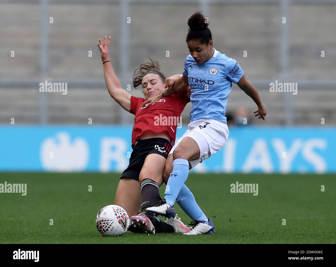 Kirsty Hanson von Manchester United (links) und Demi Stokes von Manchester City kämpfen während des FA Women's Super League-Spiels im Leigh Sports Village um den Ball. Stockfoto