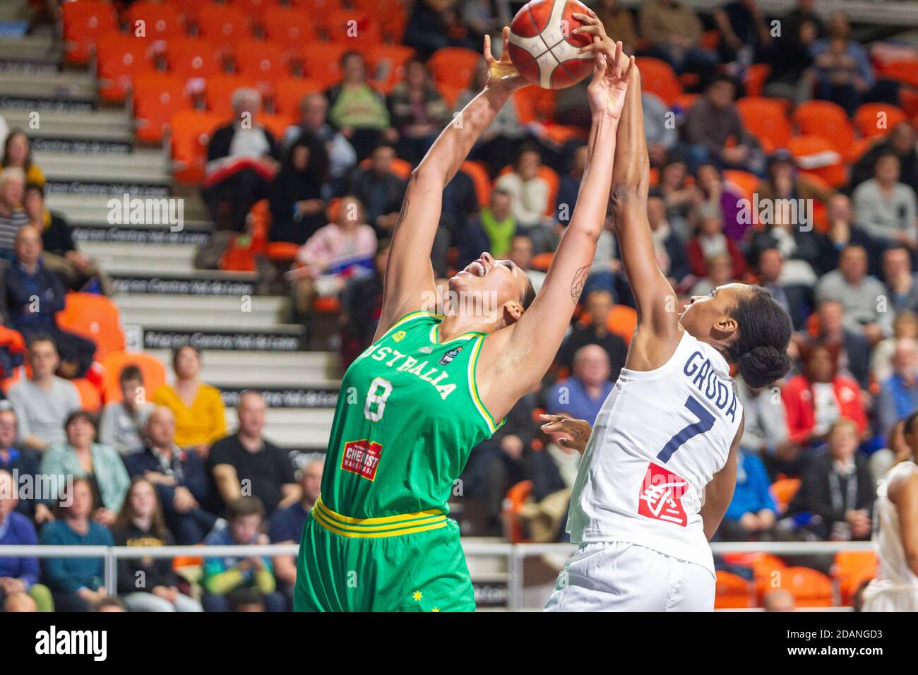 Die australische Basketballspielerin Liz Cambage in Aktion gegen Sandrine Gruda Beim Basketballspiel Frankreich gegen Australien Stockfoto