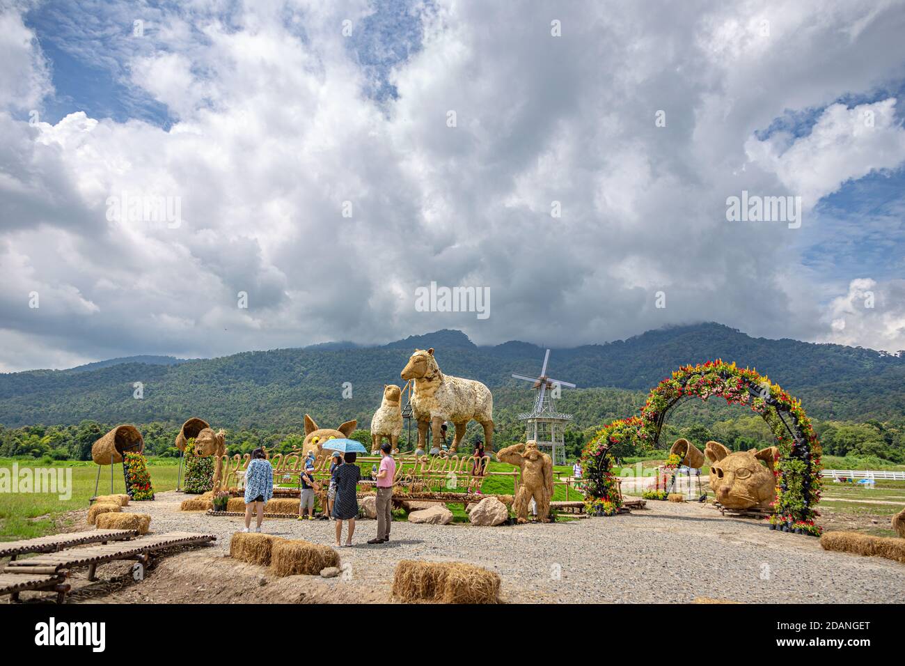 Chiang Mai, Thailand - 12. September 2020 - Schafstatuen und andere Tiere stehen auf dem Huai Thung Tao See für Touristen und Besucher zu genießen o Stockfoto