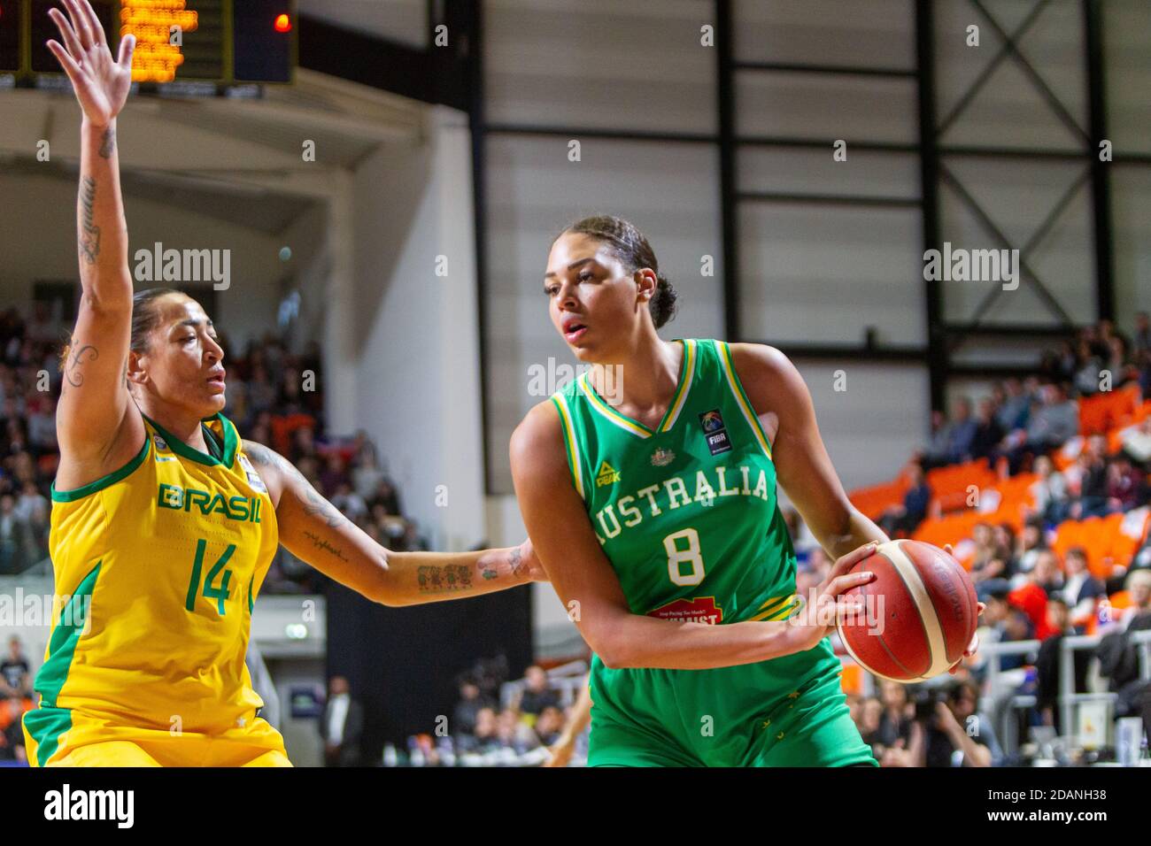 Die australische Basketballspielerin Liz Cambage in Aktion gegen Erika de Souza beim Basketballspiel Brasilien gegen Australien Stockfoto