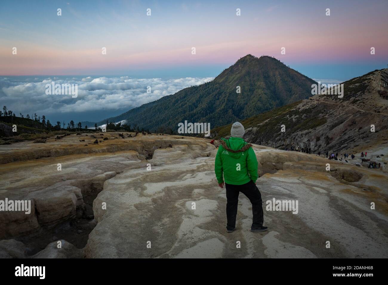 Mann, der den Sonnenaufgang in den Bergen über den Wolken genießt Stockfoto