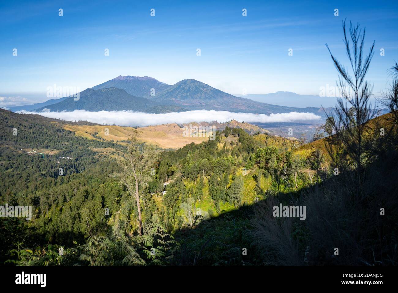 Blick auf vulkanische Berge in indonesien java Stockfoto
