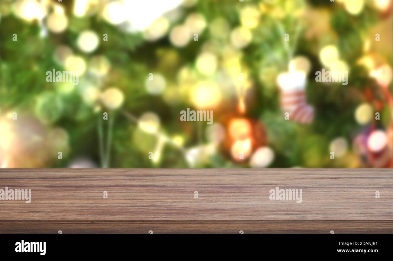 Leeres Holz Tisch oder Regal oben auf Weichheit Bokeh weihnachtsbaum Hintergrund. Für Produktanzeige oder Montage. Stockfoto