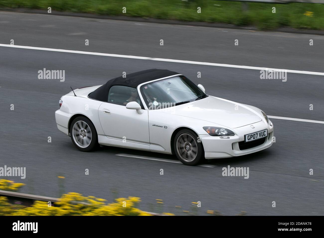 Honda S2000 GT White Car Roadster Benzin Fahren auf der Autobahn M6 in der Nähe von Preston in Lancashire, Großbritannien. Stockfoto