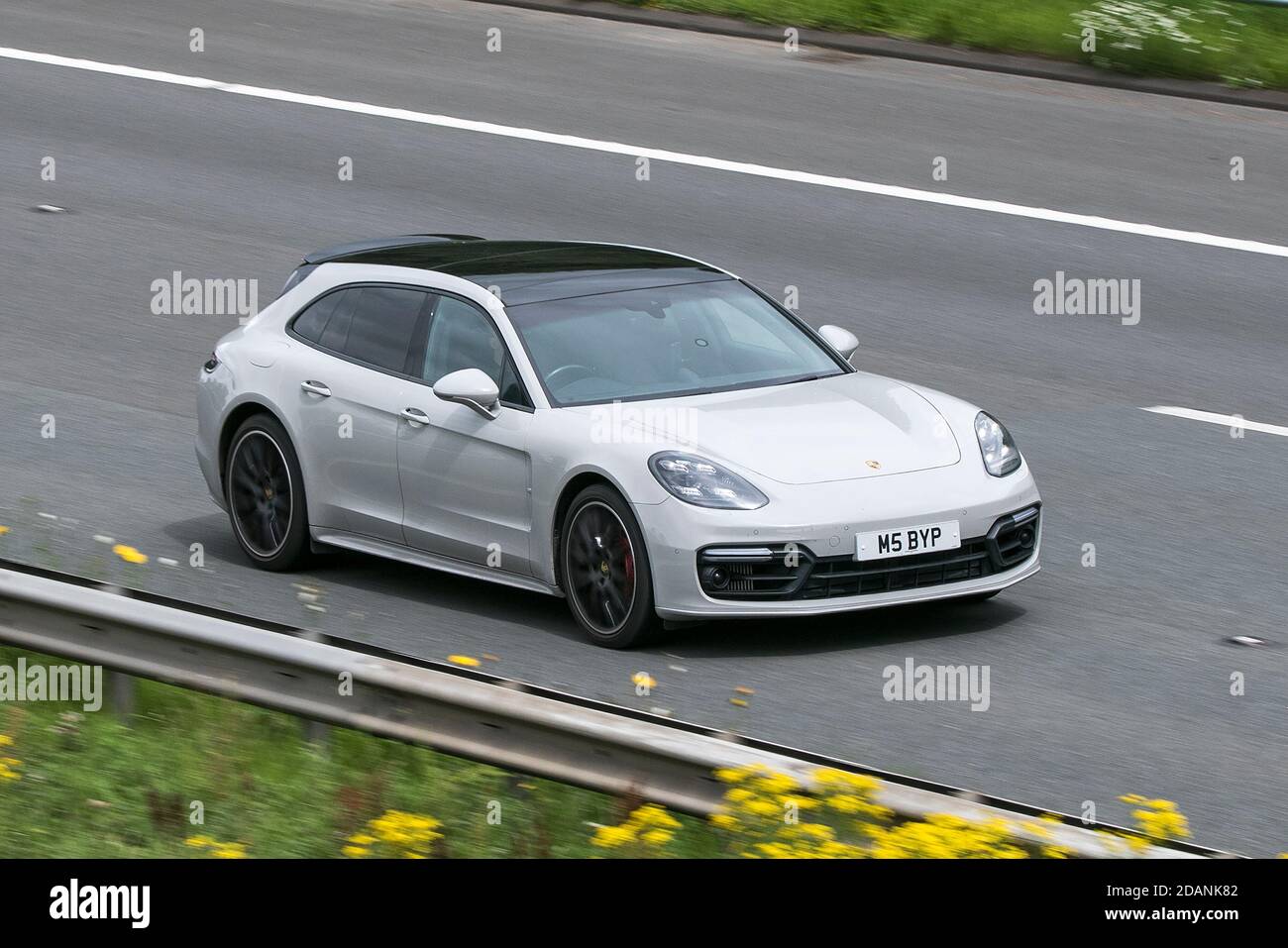 Porsche Panamera Turbo Sport Turismo Gray Car Estate Benzin Fahren auf der Autobahn M6 bei Preston in Lancashire, Großbritannien. Stockfoto