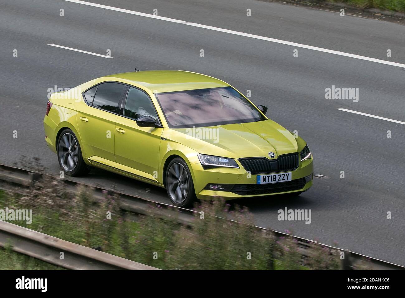 Skoda Superb Sportline TSI Green Car Hatchback Benzin Fahren auf der Autobahn M6 in der Nähe von Preston in Lancashire, Großbritannien. Stockfoto