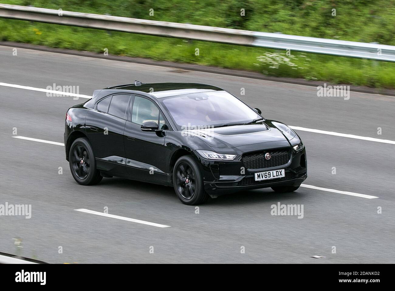2020 Jaguar I-Pace Ev400 S, Black Car Hatchback Elektrofahren auf der Autobahn M6 in der Nähe von Preston in Lancashire, Großbritannien. Stockfoto