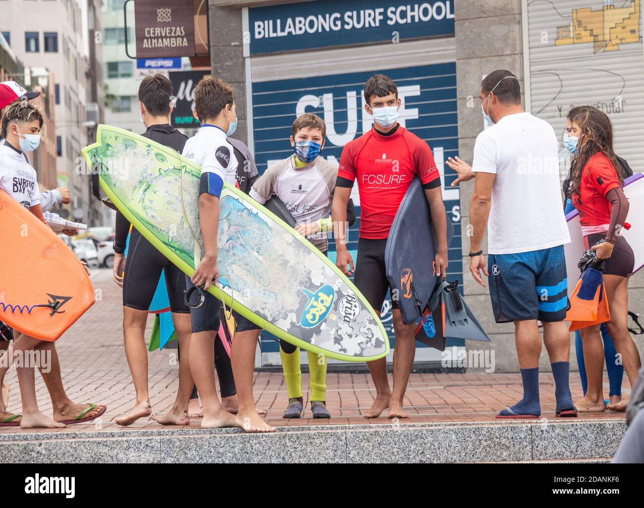 Las Palmas, Gran Canaria, Kanarische Inseln, Spanien. November 2020. Surfer tragen Gesichtsbezüge am Stadtstrand in Las Palmas auf Gran Canaria. Ab dem 23. November müssen Personen, die von Hochrisiko-Destinationen (einschließlich Großbritannien) auf die Kanarischen Inseln kommen, innerhalb von 72 Stunden vor ihrer Ankunft in Spanien ein negatives Covid-Ergebnis vorbringen. Kredit: Alan Dawson/Alamy Live Nachrichten Stockfoto