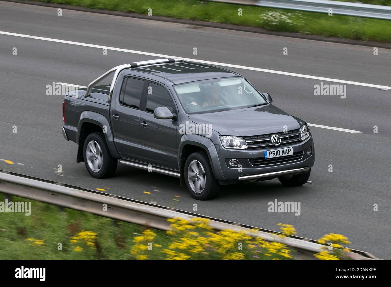 VW Volkswagen Amarok grauer Diesel-Fahrerhaus-LKW auf der Autobahn M6 bei Preston in Lancashire, Großbritannien. Stockfoto