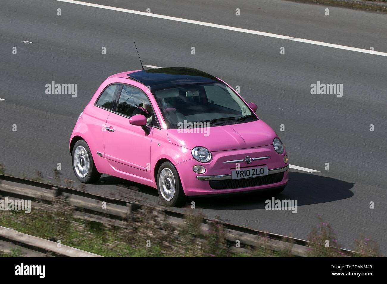 Fiat 500 Puro2 Pink Car Hatchback Benzin auf der Autobahn M6 bei Preston in Lancashire, Großbritannien. Stockfoto