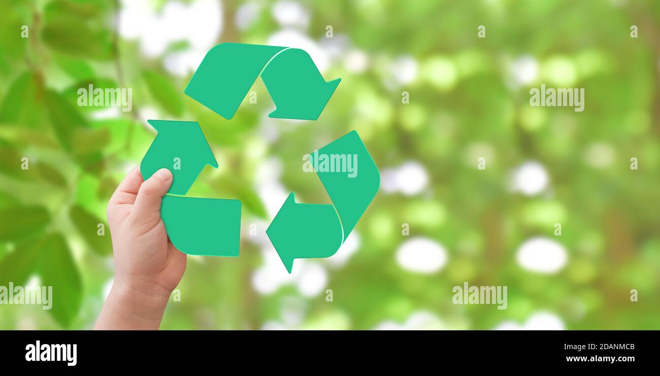 Hand halten Logo Recycling über grünen Bokeh Hintergrund. Konzept der sicheren Umgebung. Stockfoto