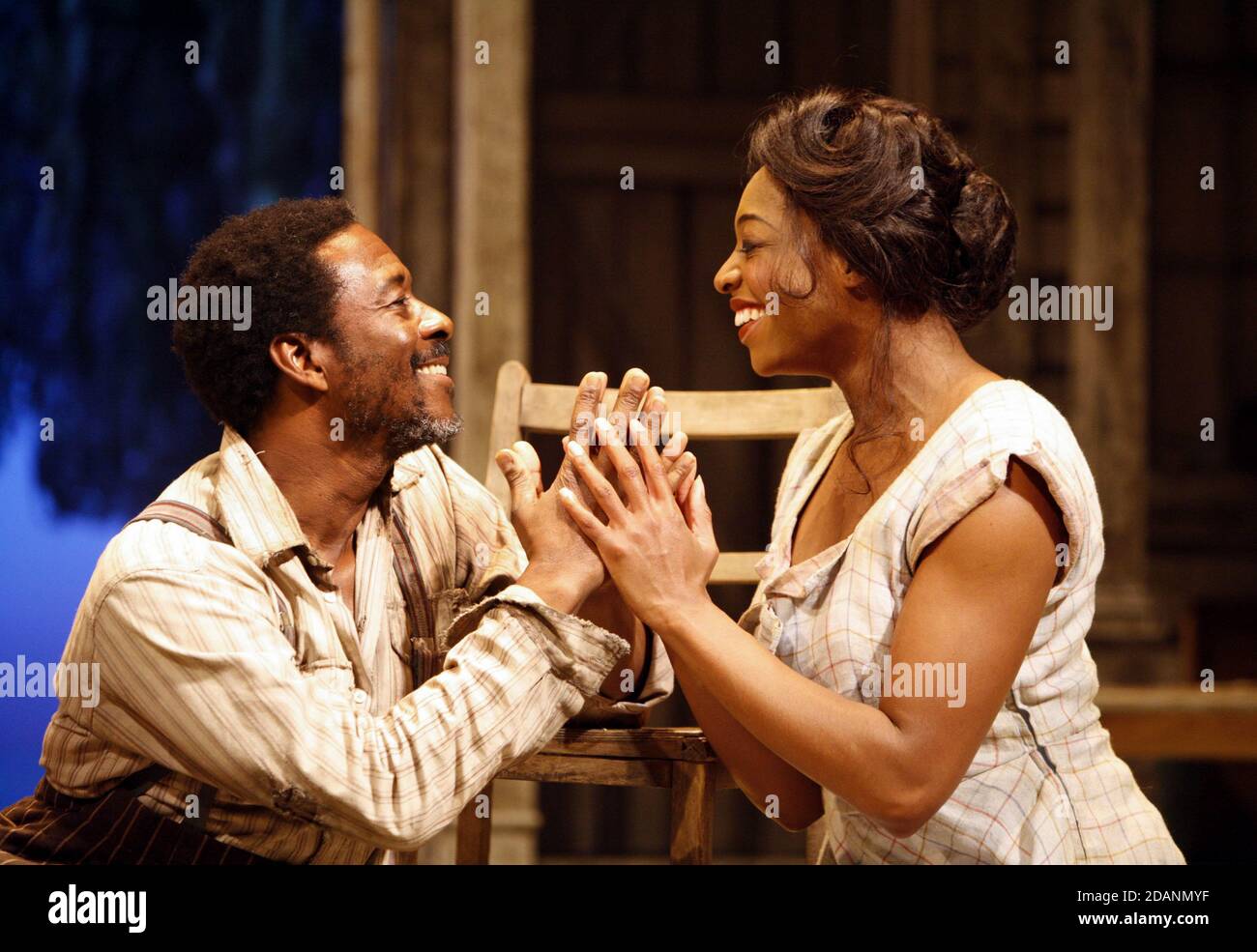 Clarke Peters (Porgy), Nicola Hughes (Bess) in PORGY UND BESS im Savoy Theatre, London WC2 09/11/2006 Neue Musikproduktion von George Gershwin, Dubose & Dorothy Heyward und Ira Gershwin adaptiert und inszeniert von Trevor Nunn Bühnenbild: John Gunter Kostüme: Sue Blane Lichtdesign: David Hersey musikalische Betreuung: Gareth Valentine Stockfoto