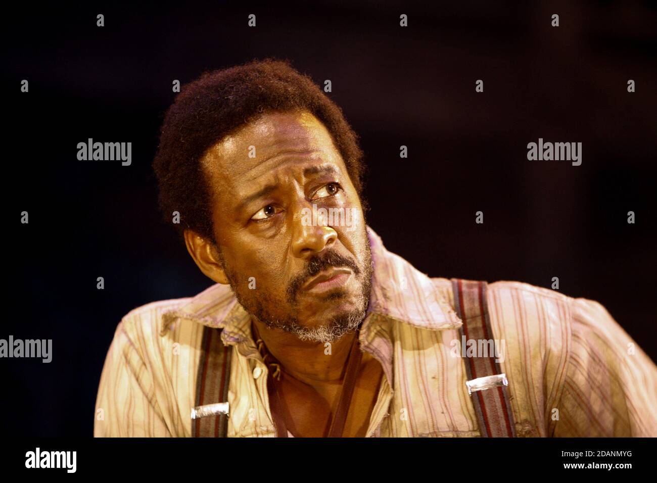 Clarke Peters (Porgy) in PORGY UND BESS im Savoy Theatre, London WC2 09/11/2006 Neue Musikproduktion von George Gershwin, Dubose & Dorothy Heyward und Ira Gershwin adaptiert und inszeniert von Trevor Nunn Bühnenbild: John Gunter Kostüme: Sue Blane Lichtdesign: David Hersey musikalische Betreuung: Gareth Valentine Stockfoto